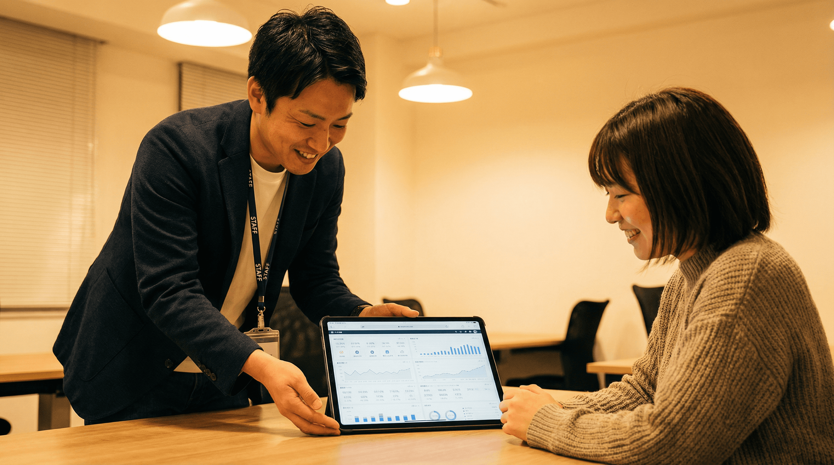 査定額が書かれた書類を見せる様子